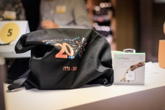 Le sac collector "20 ans", les goodies et un porte-clef connecté