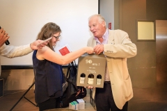 Les cadeaus offerts par Virginie à Bernard Delaye (Comité Foires Mâcon)