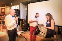 Remise des cadeaux à Sébastien Perret (Perret Paysage) par Virginie