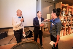 Céline C remet les cadeaux à Benoit Thibert (Inforgestion)