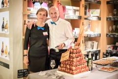 Cécile et Claude devant le gateau des 20 ans